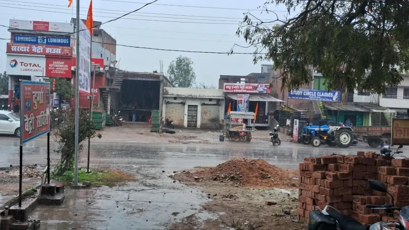 बाराबंकी : दो दिन की राहत के बाद फिर बिगड़ा मौसम, हल्की बूंदाबांदी से बढ़ गई ठंड