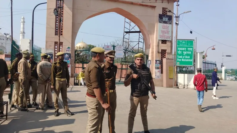 Video : हल्द्वानी हिंसा के बाद यूपी में Alert, लखनऊ में जुमे की नमाज से पहले सुरक्षा बलों ने किया फ्लैग मार्च  