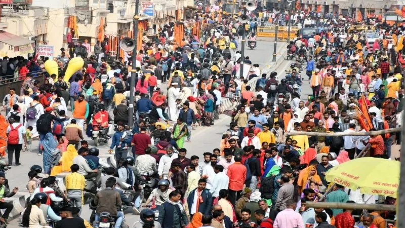 अयोध्या : रामनगरी में रविवार को उमड़ा श्रद्धालुओं का हुजूम, रामलला के दर्शन को लगी कतार