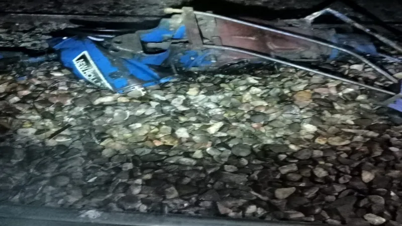 हरदोई में टला बड़ा रेल हादसा, जनसाधारण एक्सप्रेस से टकराई ट्रैक्टर-ट्रॉली, उड़े परखच्चे-दो घंटे ठप रहा अप और डाउन ट्रैक