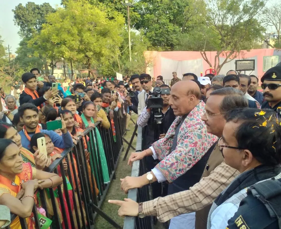 रक्षामंत्री ने किया महिला लाभार्थियों,क्षेत्र वासियों से संवाद,लखनऊ में 100 नये सिलाई केंद्र खोलने की घोषणा