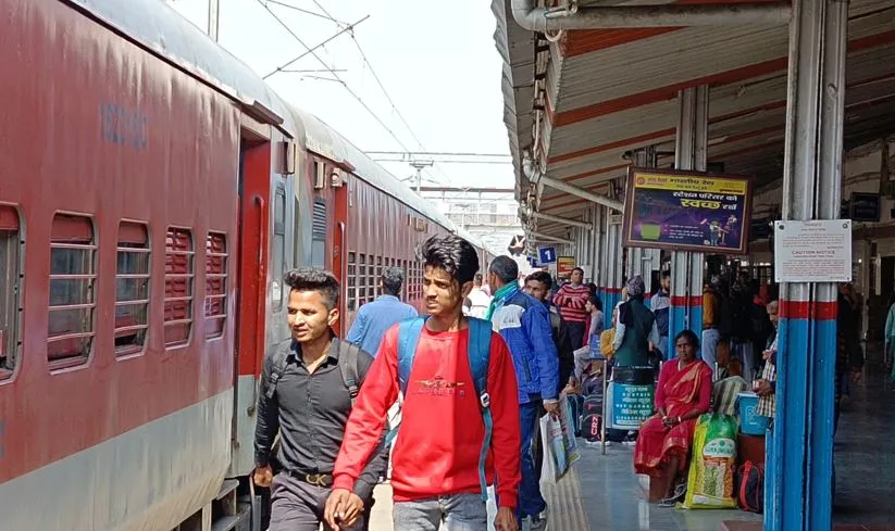 Bareilly News: इंतजार करते रहे यात्री, 12 घंटे देरी से पहुंची कुंभ एक्सप्रेस