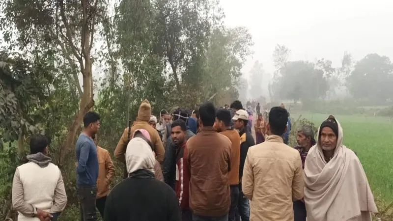 सीतापुर : देर रात घर से निकले युवक का पेड़ से लटकता मिला शव, फोरेंसिक टीम ने जुटाए साक्ष्य 