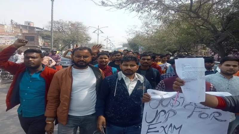 बाराबंकी: पुलिस भर्ती परीक्षा का पेपर लीक होने के विरोध में अभ्यर्थियों ने किया प्रदर्शन