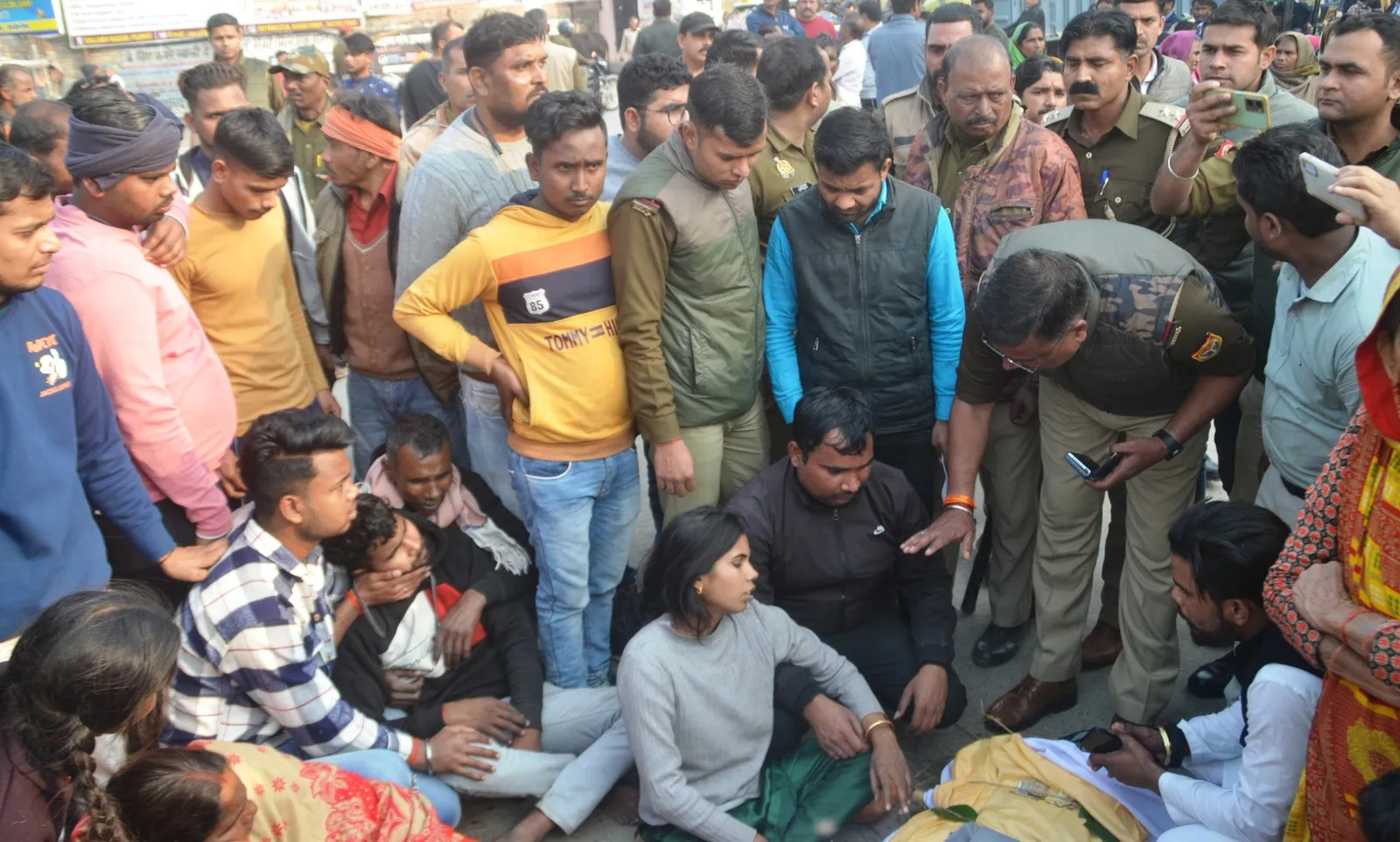 पीलीभीत: नौगवां चौराहा पर प्रदीप का शव रख धरने पर बैठा परिवार, आरोपियों की गिरफ्तारी की मांग...दो थानों की पुलिस ने मनाया 