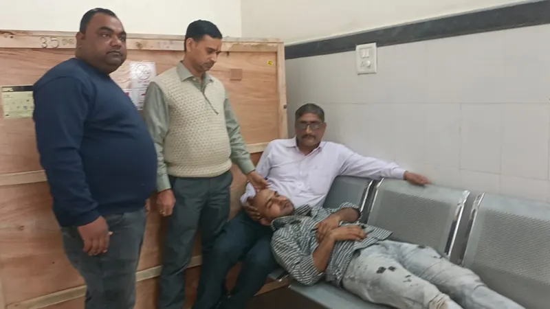 Video: बहराइच में ऑटो चालक की गुंडई! रोडवेज बस के परिचालक को जमकर पीटा, अस्पताल में भर्ती