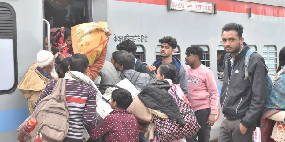 बरेली: आरक्षित यात्री सीटों को लेकर परेशान, महिलाओं के कोच पर पुरुषों का कब्जा