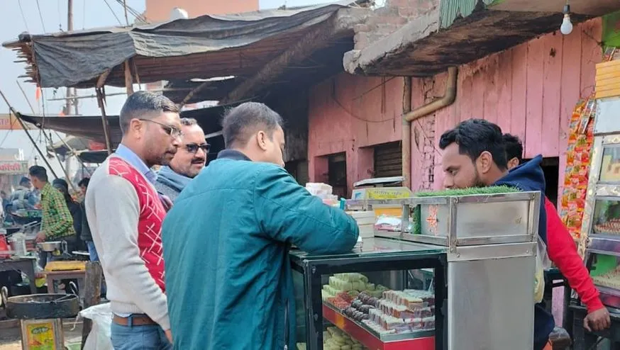 बदायूं: बाट माप विभाग ने दुकानों पर पकड़ी घटतौली, किया चालान 