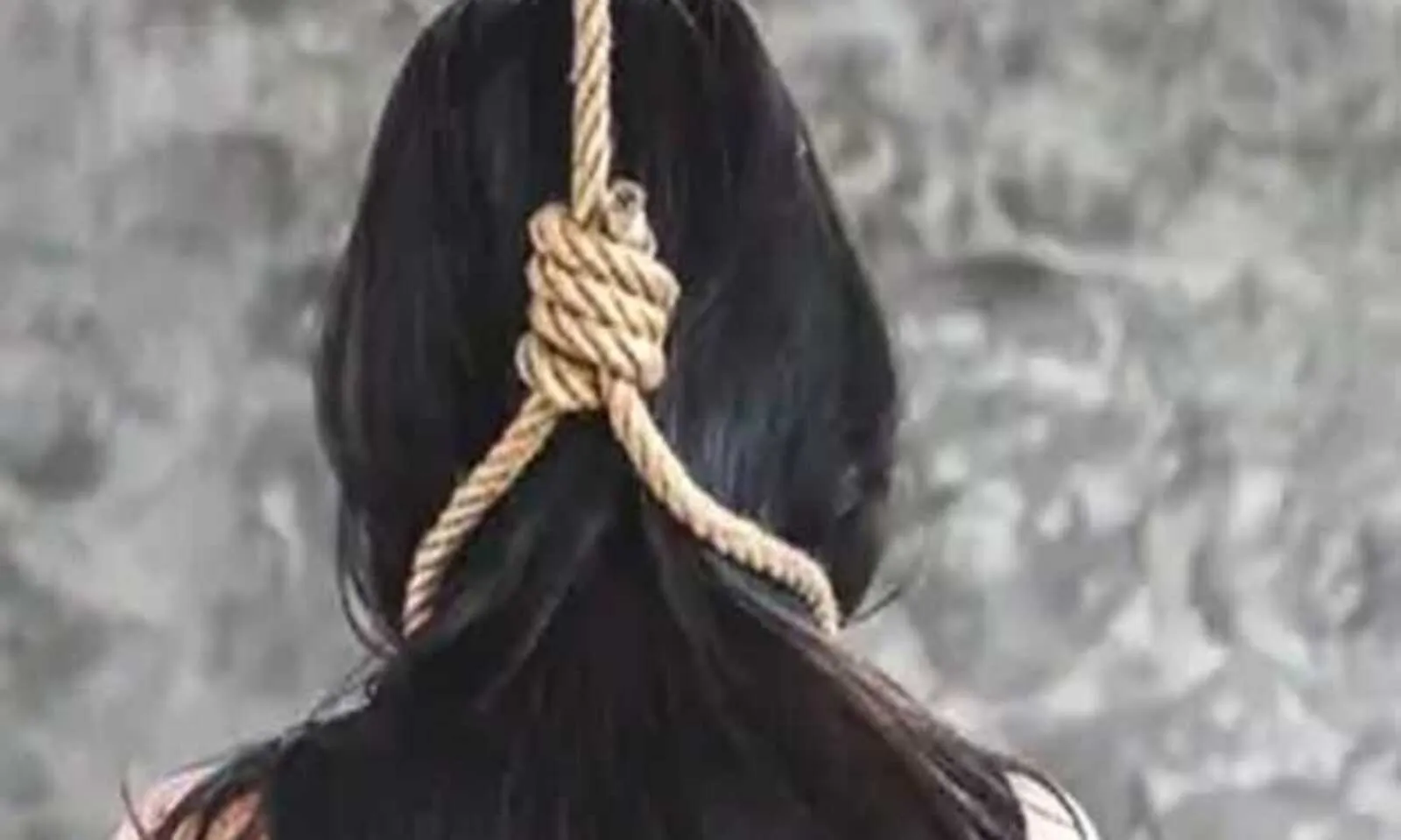 बरेली: युवती ने फंदा लगाकर दी जान, पीलीभीत की रहने वाली एक क्लीनिक पर करती थी काम