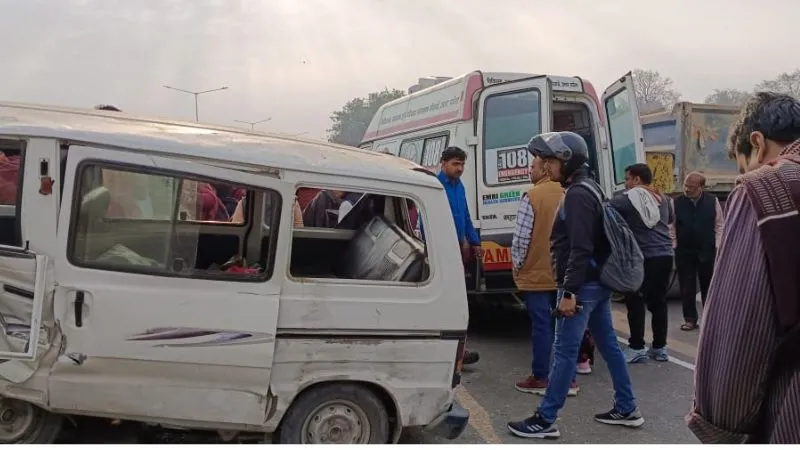 Kanpur: ओमनी खराब खड़े रोड रोलर से टकराई...मची चीख-पुकार, चालक व पांच शिक्षिकाएं घायल, तीन की हालत नाजुक