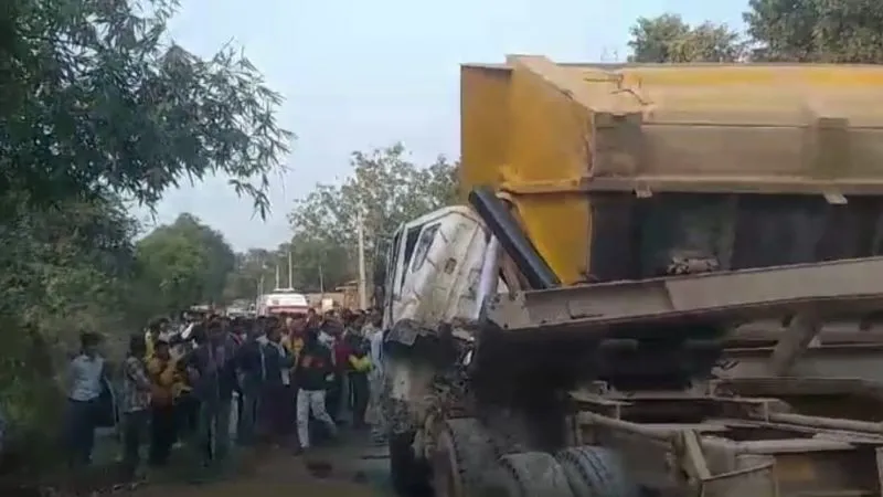 Hamirpur Accident: मौरंग भरे डंपर की बाड़ी चालक की केबिन के ऊपर गिरी...चालक की दबकर मौत 