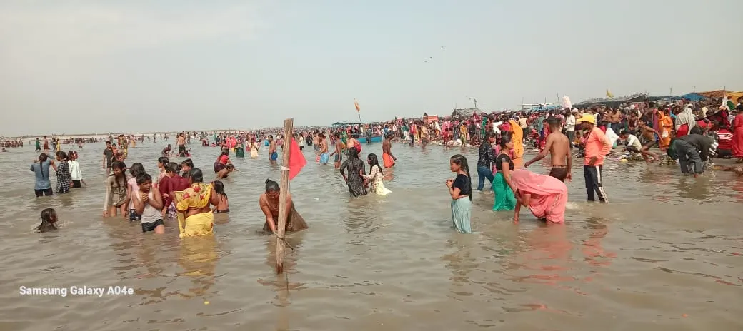 बदायूं: हर-हर गंगे के जयकारे के साथ लाखों श्रद्धालुओं ने गंगा में लगाई आस्था की डुबकी