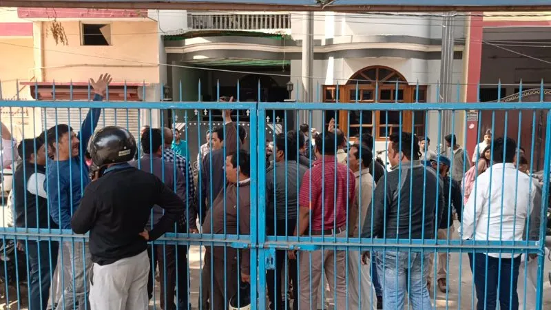 Kanpur: पुलिस-प्रशासन मुर्दाबाद...अधिवक्ताओं ने गोविंद नगर थाने का किया घेराव, थानेदार लाइनहाजिर, देखें- VIDEO