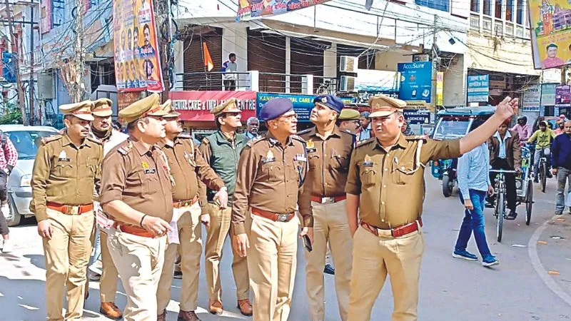 Kanpur: पुलिस की सक्रियता जानने निकले पुलिस कमिश्नर अखिल कुमार; दुकानदारों  व ठेलिया वालों से ली बीपीओ की जानकारी...