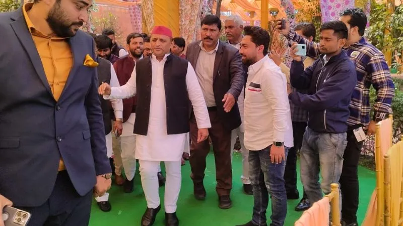 Etawah में पूर्व मुख्यमंत्री अखिलेश यादव बोले- BJP के लिए काम करो... तुम्हे भी मिल जाएगा भारत रत्न