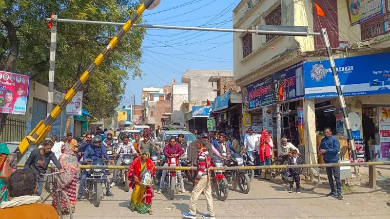 Auraiya News: बूम जाम होने से खुला रहा रेलवे फाटक, कई ट्रेनों को आउटर पर रोका गया