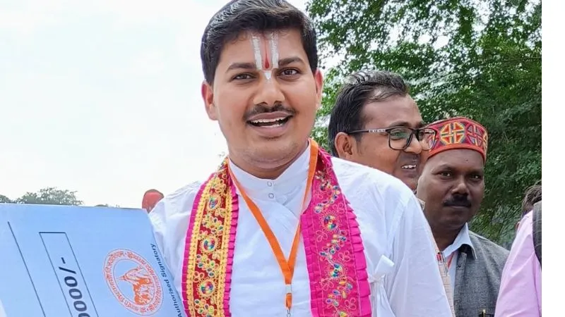 UP: PM Modi ने काशी दौरे पर आचार्य अभिषेक को स्कॉलरशिप देकर किया सम्मानित...प्राचीन राजशास्त्रार्थ शास्त्र में पाया प्रथम स्थान 