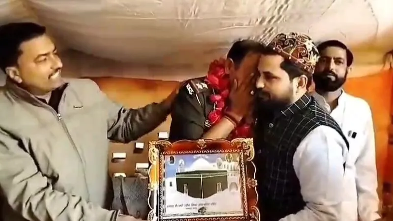 Kanpur News: ...जब ट्रांसफर होने के बाद विदाई समारोह में फूट-फूटकर रोए दरोगा, वायरल हो गया VIDEO, आप भी देखें