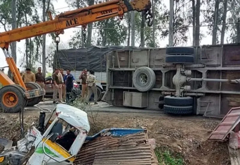 बिजनौर में दर्दनाक हादसा, मैजिक पर पलटा कंटेनर...हादसे में तीन लोगों की दबकर मौत