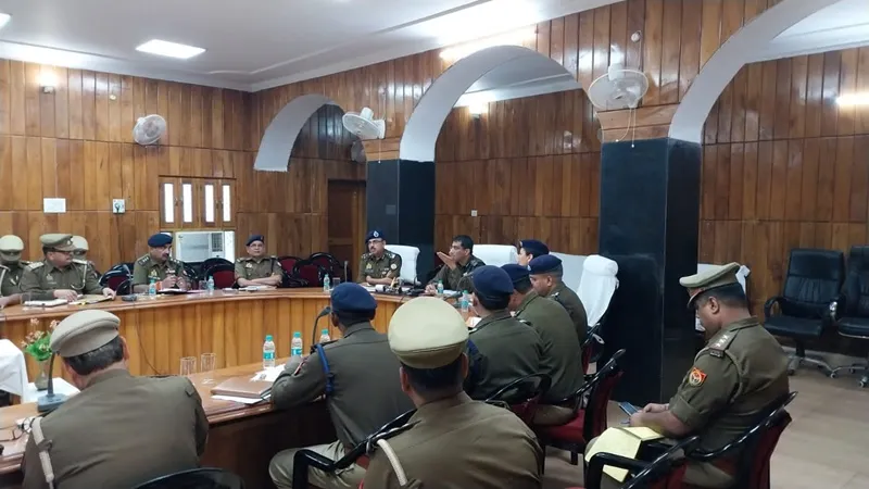 एडीजी जोन ने डीआईजी और एसपी के साथ की बैठक, कहा- अपराध नियंत्रण में सक्षम है बहराइच पुलिस, थानाध्यक्षों को दिए सुरक्षा के टिप्स