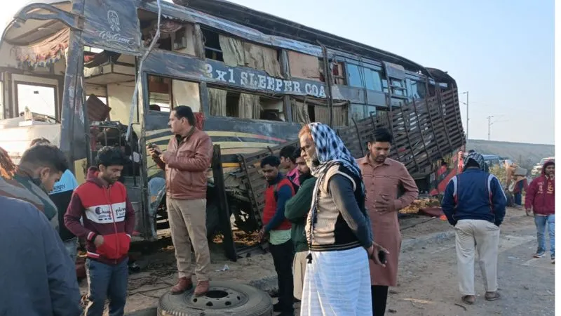 Kanpur Dehat Accident: लखनऊ नेशनल हाईवे पर पलटी शताब्दी बस, मची चीख-पुकार, दो दर्जन सवारियां घायल