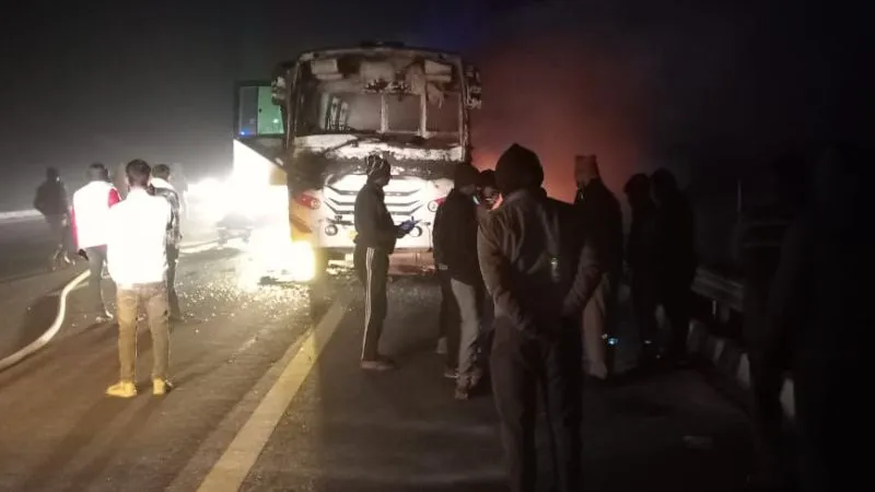 Kanpur News: लखनऊ आगरा-एक्सप्रेस वे पर चलती बस में लगी आग... सवारियों ने कूदकर बचाई जान