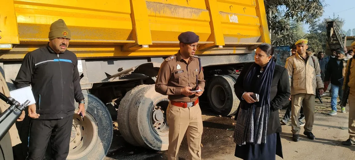 लखीमपुर खीरी: तेज रफ्तार बनी काल... ट्रक और मैजिक की भीषण टक्कर में दो की मौत, पांच घायल