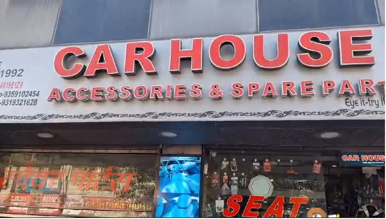 बरेली: कार हाउस पर जीएसटी टीम की छापेमारी, मार्केट में मची खलबली