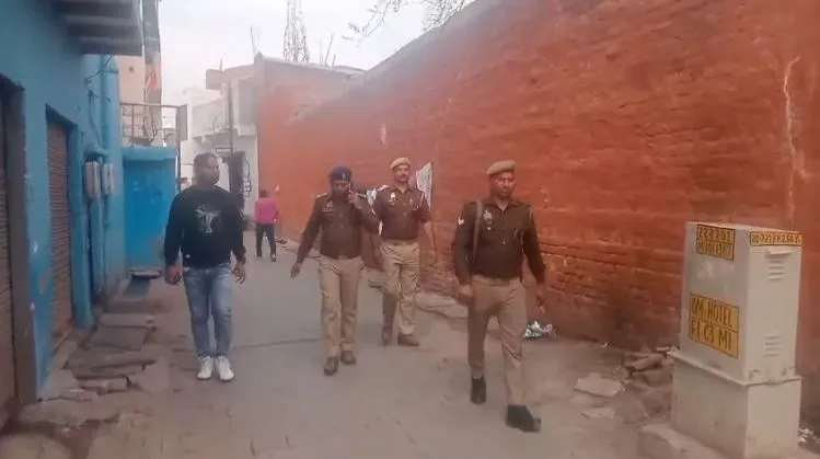 Agra News: प्रेमी ने किया प्रेमिका का सौदा, रेड लाइट एरिया में थी कैद...किशोरी ने बताई दर्द भरी दास्तान