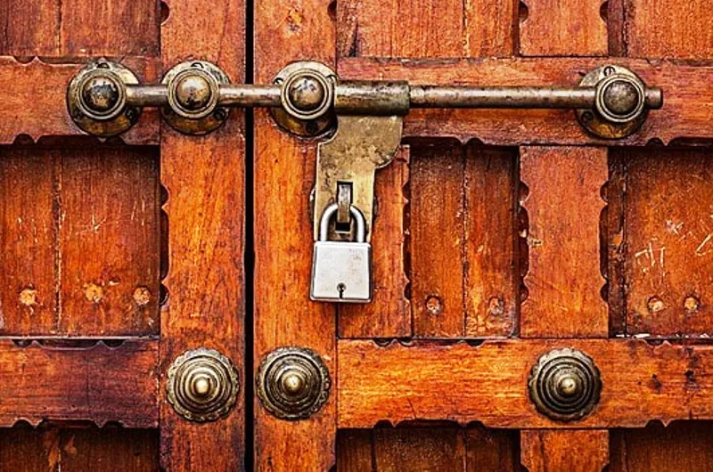 हल्द्वानी: 200 घरों में ताला लगा, तब पुलिस ने घेरा बनभूलपुरा