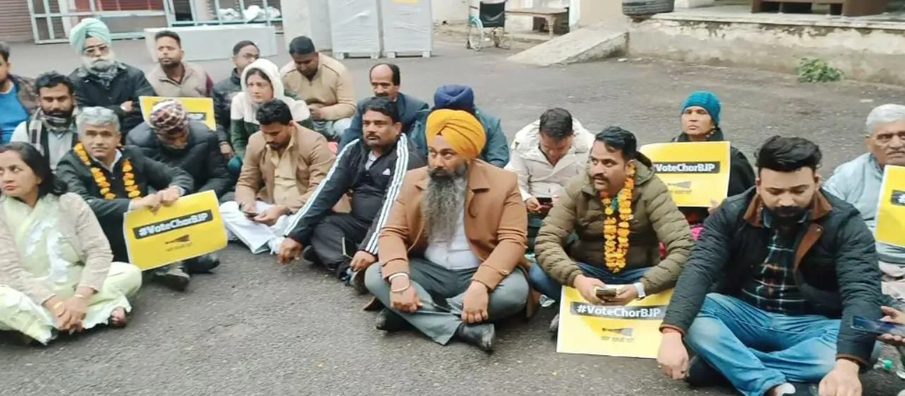 चंडीगढ़ मेयर चुनाव मामला: न्याय की मांग को लेकर आप ने किया विरोध, कहा- न्याय मिलने तक जारी रहेगी भूख हड़ताल और प्रदर्शन