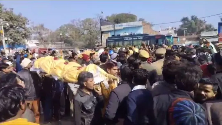 बरेली के तीन युवकों के शव दिल्ली में बंद कमरे में मिले, परिजनों ने चौराहे पर लगाया जाम 