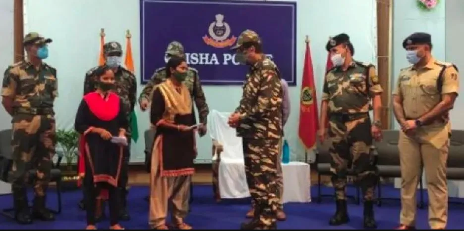 ओडिशा: दो महिला माओवादियों ने किया आत्मसमर्पण, माओवादी कैंप में लगाया यौन शोषण का आरोप