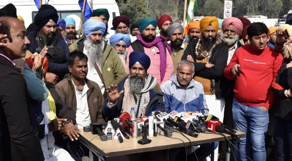 किसान आंदोलन: सरकार से किसान नेताओं की बातचीत रही बेनतीजा, पंजाब-हरियाणा सीमा पर डटे हुए हैं प्रदर्शनकारी