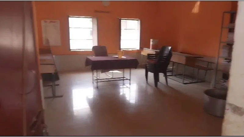 बहराइच: संविलियन विद्यालय में छात्र उपस्थित, शिक्षक गैर हाजिर, Video वायरल होने पर बीएसए ने उठाया यह बड़ा कदम