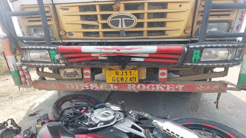 फिरोजाबाद में दर्दनाक सड़क हादसा: ट्रक ने बाइक सवार पिता-पुत्रों को रौंदा, दो की मौत, एक गंभीर