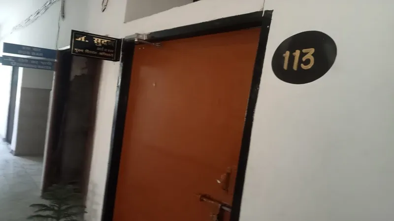 बाराबंकी: सीडीओ ने विकास भवन का किया औचक निरीक्षण, दो अधिकारियों और 14 कर्मचारियों को दिया नोटिस, जानें वजह  