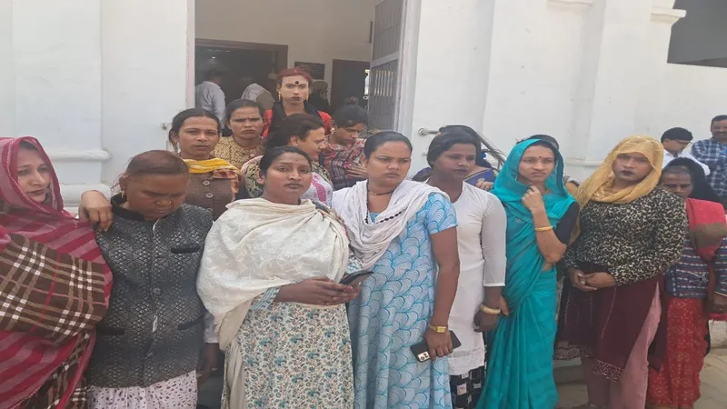 सुलतानपुर: किन्नरों के बीच हुई मारपीट का मामला पहुंचा एसपी दरबार, रविवार को इस वजह से हुई थी मारपीट