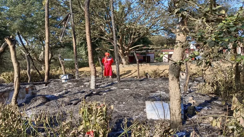 बहराइच: महंत के आश्रम में अज्ञात कारणों से लगी आग, कुटिया जलकर हुई राख