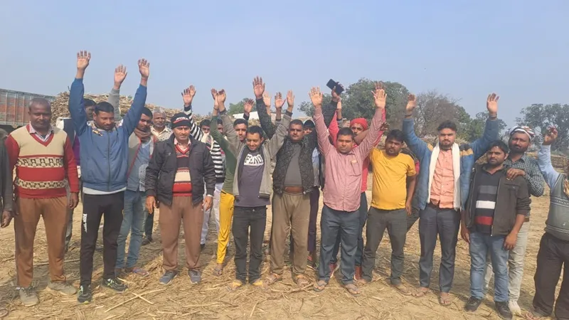 गोंडा: चार दिन से ठप है क्रय केंद्र, सेंटर पर सूख रहा गन्ना, किसानों ने किया प्रदर्शन 