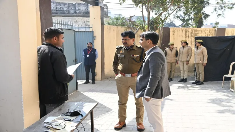 बाराबंकी: कड़ी सुरक्षा के बीच शुरू हुई यूपी पुलिस भर्ती परीक्षा, डीएम और एसपी ने किया परीक्षा केंद्रों का निरीक्षण