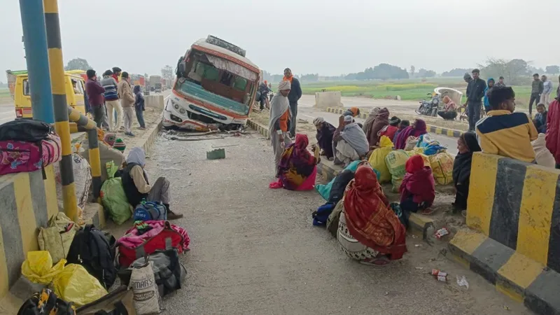  प्रतापगढ़: निर्माणाधीन टोल प्लाजा में भिड़ी बस, चार की हालत गंभीर