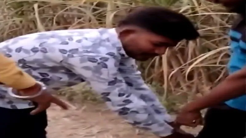 Video: अंबेडकरनगर में दलित युवक पर दबंगों ने बरपाया कहर, गाली-गलौज करते हुए असलहे के बल पर जमकर पीटा