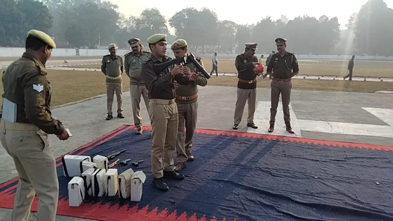 हरदोई: पुलिस ने बलवाइयों को खदेड़ा! Police Line में हुई बलवा ड्रिल