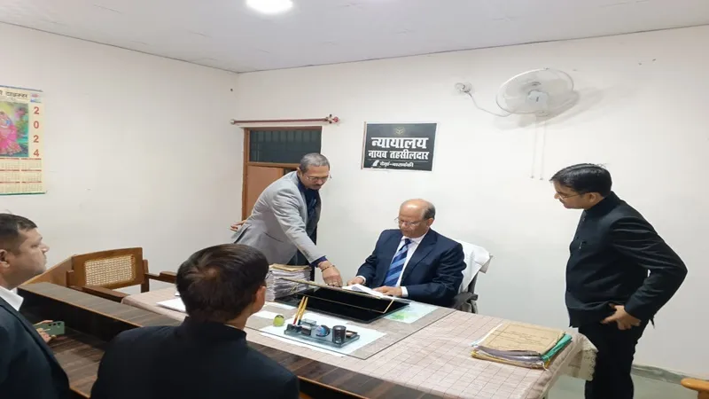 बाराबंकी: सदर तहसील में गोलमाल, अभिलेख तक नहीं दिखा पाए कर्मचारी, चेयरमैन ने दो घंटे तक खंगाली तहसील