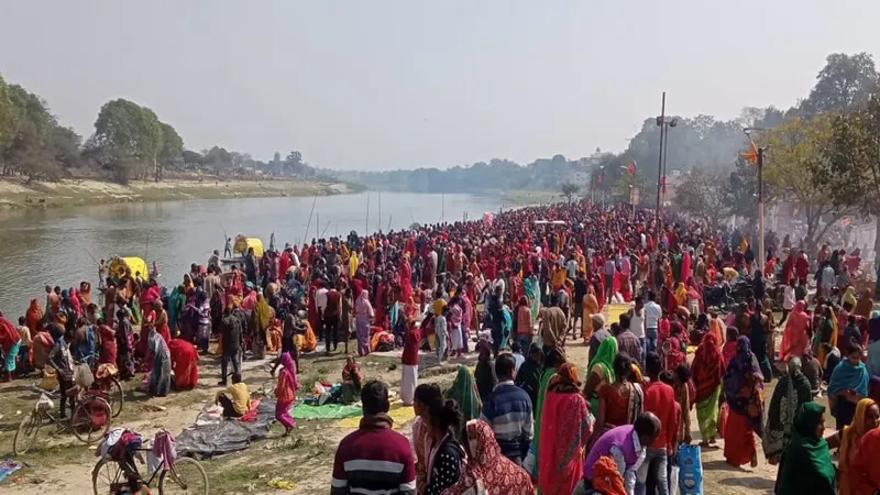 सुलतानपुर: मौनी अमावस्या पर सीताकुंड धाम पर उमड़ा आस्था का सैलाब, आदि गंगा गोमती में स्नान कर घाट पर किया दान