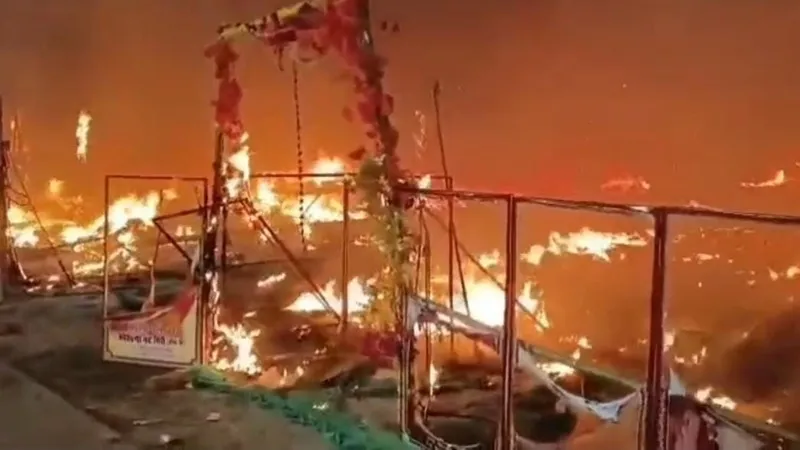 प्रयागराज: किन्नर अखाड़े के शिविर में लगी भीषण आग, तीन लोग झुलसे