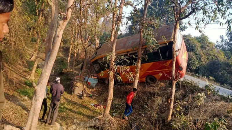 सीतापुर: अयोध्या दर्शन कर वापस आ रहे बीजेपी कार्यकर्ताओं की बस खाई में पलटी, 45 लोग घायल, 6 गंभीर