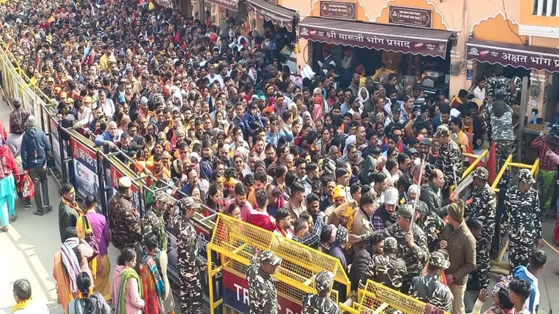 अयोध्या: मौनी अमावस्या पर रामनगरी में उमड़े श्रद्धालु, हनुमानगढ़ी पर भारी भीड़