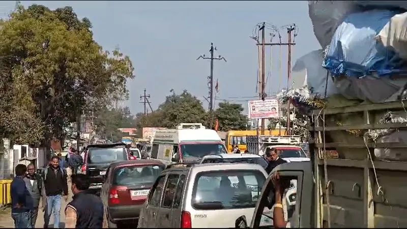 बहराइच: ट्रैफिक पुलिसकर्मी रहे नदारद, सड़क पर लगा रहा लंबा जाम, फंसी रही एंबुलेंस, देखें Video